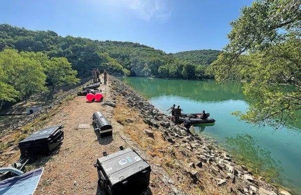 Potapljači   430.  mornariškega  diviziona  so   včeraj    pregledovali   
Vanganelsko  jezero. 
