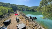 Potapljači   430.  mornariškega  diviziona  so   včeraj    pregledovali   
Vanganelsko  jezero. 