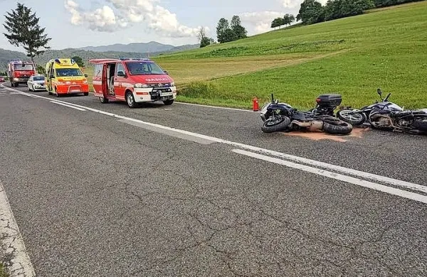 Pri pokopališču v Planini sta danes trčila motorista.
