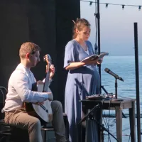 Igralka Patrizia Jurinčič Finžgar in kitarist Janoš Jurinčič 