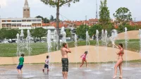 V teh pasjih dneh osvežitev prija vsem. A če suša ne bo pojenjala, 
bodo vodometi med prvimi, ki bodo ostali brez vode.