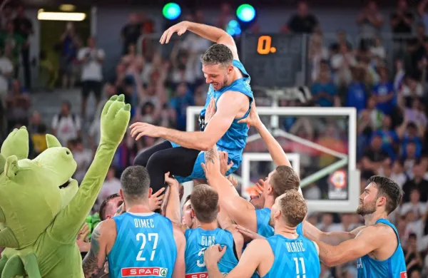 Kapetan Goran Dragić na ramenih soigralcev