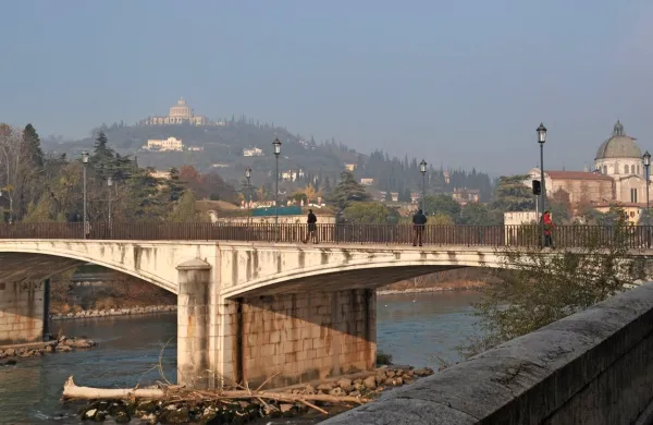 Mestne oblasti v Veroni na severovzhodu Italije so včeraj napovedale omejitve uporabe pitne vode zaradi trajajoče hude 
suše.