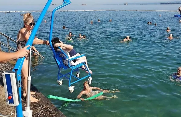 Dvigalo omogoča gibalno oviranim lažji dostop do  morja.
