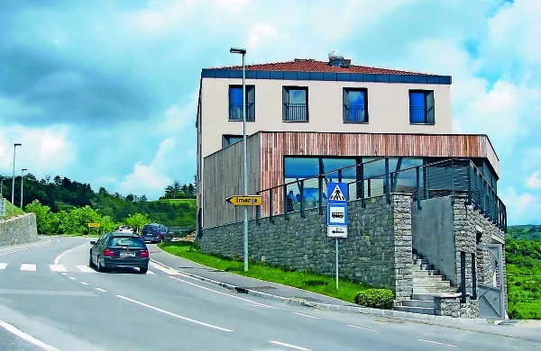 Hotel bodo jeseni zaprli in do pomladi prenovili, napoveduje 
Velikonja. 