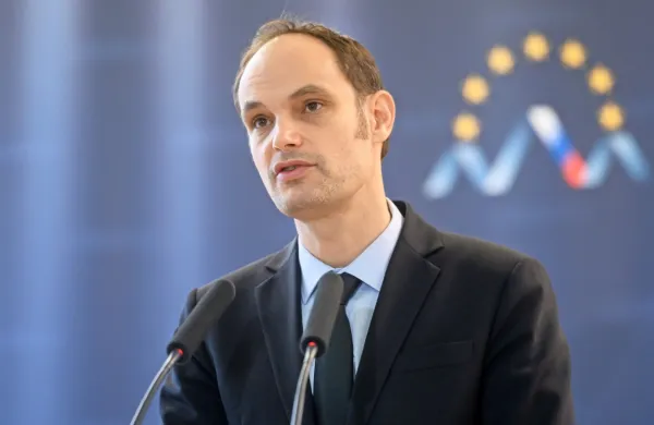 Poslanec SDS Anže Logar je danes napovedal kandidaturo za 
predsedniške volitve. 