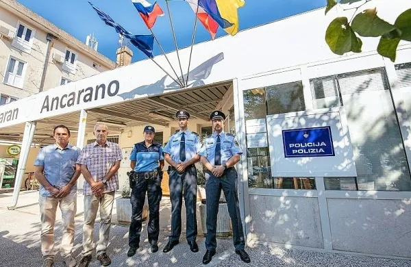 Policijska postaja Koper ima novo dislocirano enoto v Ankaranu, 
kjer se bodo občani lahko dvakrat na teden posvetovali s policisti 
o varnostnih vprašanjih.
