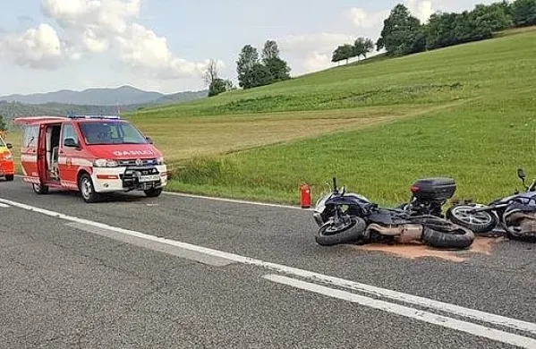 Nesreča  se  je  zgodila,   ko  je     motorist,  ki  je  peljal  proti  Lipljam,      dvignil  vizir  čelade,  ravno  takrat  pa  mu  je  v   
obraz  priletela    čebela.  Motorist  je   nato   izgubil  nadzor  nad  motorjem in  padel.    