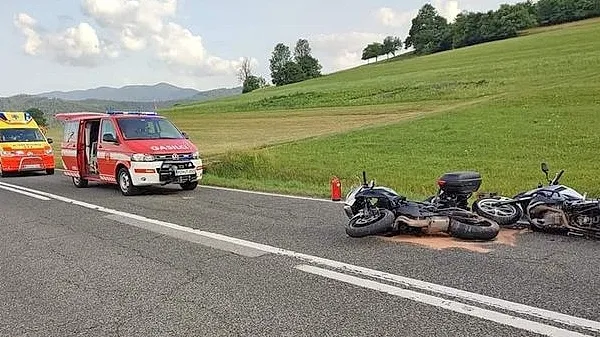 Nesreča  se  je  zgodila,   ko  je     motorist,  ki  je  peljal  proti  Lipljam,      dvignil  vizir  čelade,  ravno  takrat  pa  mu  je  v   
obraz  priletela    čebela.  Motorist  je   nato   izgubil  nadzor  nad  motorjem in  padel.    