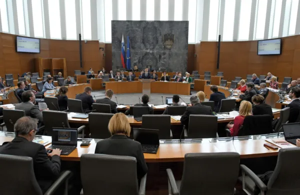 Začetek zbiranja podpisov za razpis referenduma o spremembah zakona o vladi 1. septembra