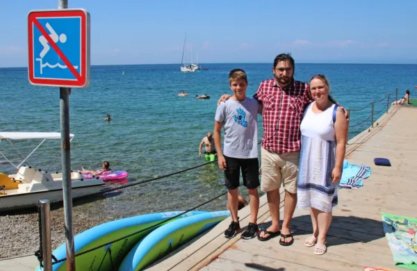 Ksenija Korošec (desno) s partnerjem Vidom in sinom Majem na 
pomolu v Fiesi, kjer so pomagali  utapljajočemu  dečku.