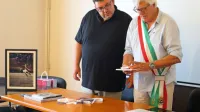 Ob množici knjig je župan Casarse  Claudio Colussi županu Idrije 
Tomažu Venclju podaril tudi sliko Piera Paola Pasolinija - nogometaša.