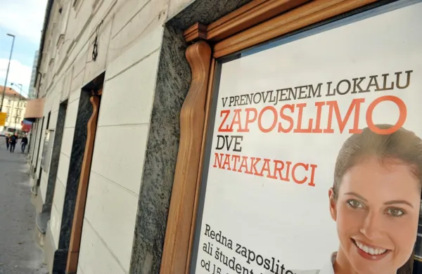 Število registriranih brezposelnih še naprej pada.
