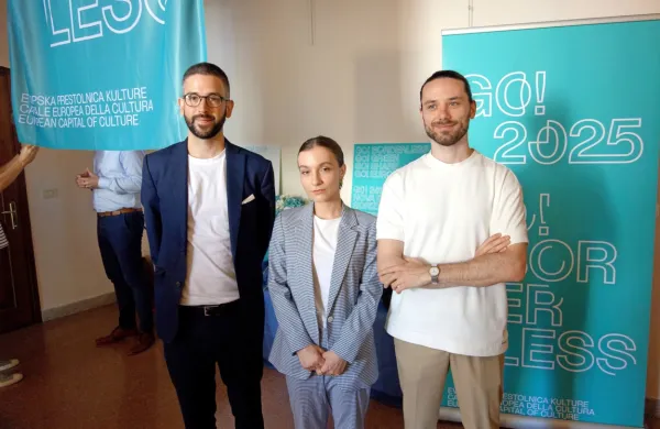 Avtorji zmagovalne rešitve (z leve): Michele Pastore, Giulia Bardelli 
in Andrea Guccini iz Studia But  Maybe iz Bologne.