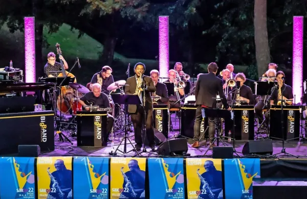  V očarljivem amfiteatru ob gradu Kromberk je saksofonist iz ZDA nastopil ob  Big Bandu RTV Slovenija pod vodstvom Tadeja Tomšiča.