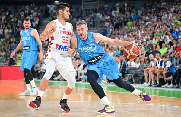 Luka Dončić (levo v ozadju) in Goran Dragić (z žogo) sta imela 
veliko zaslug, da je Slovenija uspešno končala prvi del kvalifikacij 
za svetovno prvenstvo, ki ga Hrvaška ne bo videla.  
