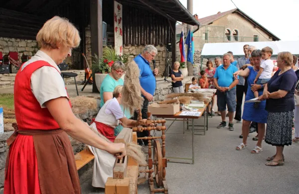 Etnološki del prireditve Lokovški odmev so popestrili s prikazom  trenja in predenja lanu. 