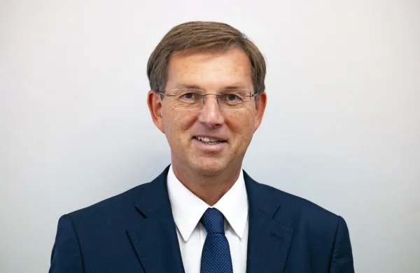 Ustavni pravnik in nekdanji premier Miro Cerar je na družbenih 
omrežjih sporočil, da ne bo kandidiral za predsednika republike. 
