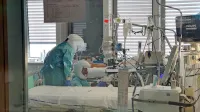 Tokratni val okužb po pričakovanjih stroke ne bo povzročil 
neobvladljivega pritiska na bolnišnice. 
