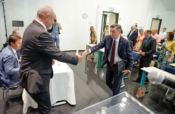 Na današnji seji, ki je potekala v Litiji, je zakonodajno iniciativo 
podprlo 28 svetnikov, nihče ni bil proti. Gre za zgodovinski 
trenutek, je ocenil predsednik republike Borut Pahor, ki se je kot 
častni gost udeležil seje.

