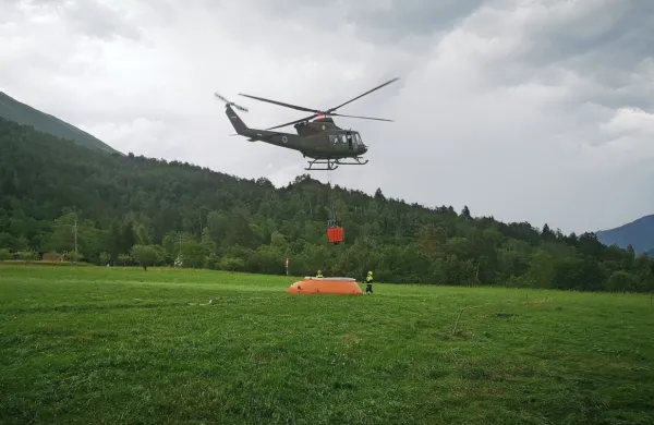 Zjutraj je gasilcem na pomoč znova priletel helikopter. 