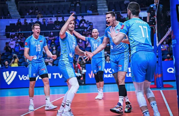 Slovenija bo danes igrala z najmočnejšo prvo postavo, tudi s prvim 
organizatorjem Gregorjem Ropretom (z dvignjeno roko).