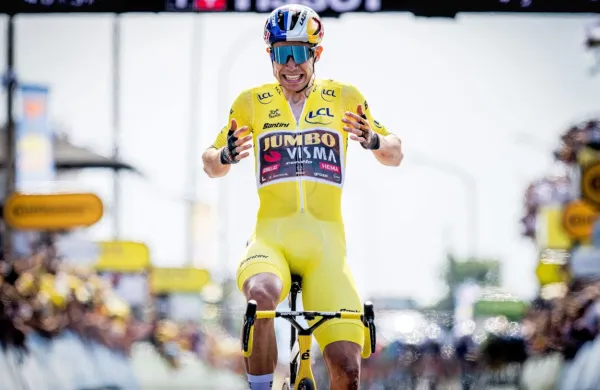 Wout van Aert včeraj ni čakal na sprint glavnine in je slavil etapno 
zmago v rumeni majici. 