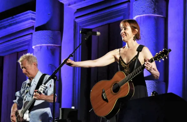 Suzanne Vega na turneji  spremlja izvrsten kitarist Gerry Leonard, 
najbolj znan kot dolgoletni sodelavec Davida Bowieja.
