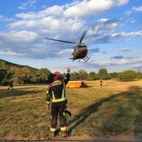 Zaradi varnosti so se v sredo po eksploziji  gasilci umaknili z roba 
požara na varno lokacijo, požar pa je gasil helikopter.