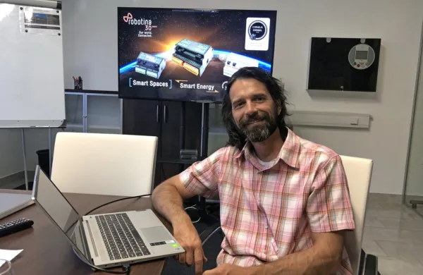 Simon Ražman z oddelka za marketing v Robotini pravi, da  
sodobne tehnologije omogočajo spremljanje  zdravja in življenjskih navad starejših.