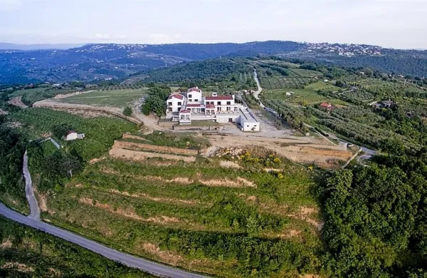 Posestvo z razgledom na morje je spet naprodaj.