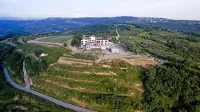 Posestvo z razgledom na morje je spet naprodaj.