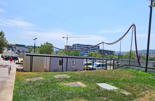 Čemu služita zabojnika ob parku?