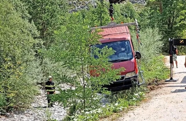 S kombijem se je prevrnila v suho strugo potoka
