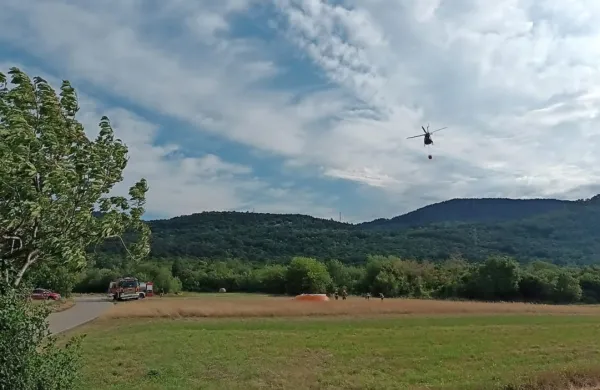 Od anes zjutraj nadaljujejo z zalivanjem požarišča s pomočjo 
vojaškega helikopterja.