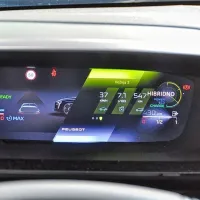 Peugeot je s kombinacijo glavnega zaslona in še enega prosojnega 
pred njim ustvaril 3D efekt, ki ga kamera sicer ne zmore pokazati, 
se pa lahko na tej fotografiji zazna z nekaj grafike, ki se zdi, da je 
nad in pod zaslonom.







