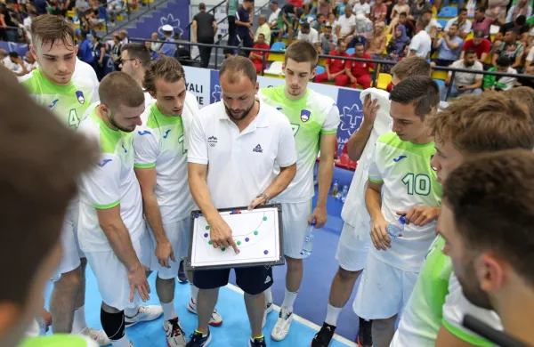 Slovenski rokometaši, osmoljenci iger v Alžiriji, so zaradi koronavirusa v moštvu prizorišče zapustili že po dveh odigranih 
tekmah.