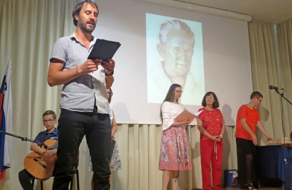 Natečaj spominskih dni na pesnika Črtomirja Šinkovca je prinesel 
238 pesmi. Z najboljšimi so stkali ganljivo zaključno prireditev.