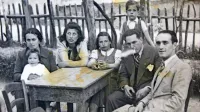 Elvira Vatovec (druga z leve) z italijansko družino v Ankari.
