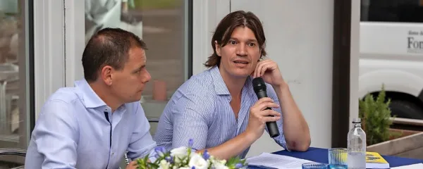 Ekonomist Igor Guardiancich (desno) je monografijo o slovenskem 
gospodarstvu v Italiji predstavil skozi pogovor z novinarjem 
Petrom Verčem. 