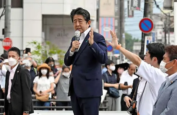 Nekdanji japonski premier Shinzo Abe je bil danes ustreljen na 
predvolilnem dogodku.