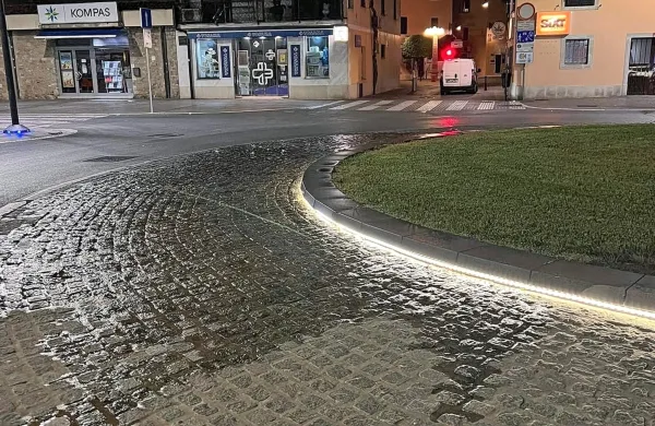 

Potem ko so komunalna podjetja vseh štirih občin že v sredo 
izklopila zalivalne sisteme na javnih zelenicah, zaprla tuše na 
plažah in izklopila fontane ter vodne motive na javnih površinah, 
je Marjetica Koper zaznala, da v nočnem času nepridipravi 
namerno vdirajo v zalivalne sisteme in vklapljajo zalivanje zelenic.