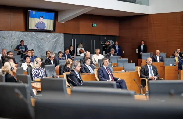 Ob nagovoru ukrajinskega predsednika Volodimirja Zelenskega 
sta bila ob poslancih v parlamentu navzoča tudi predsednik 
republike Borut Pahor in premier Robert Golob. 