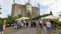 Čeprav so prireditev Vitovska in morje selili tudi v mesto, je njen 
naravni dom na Devinskem gradu.