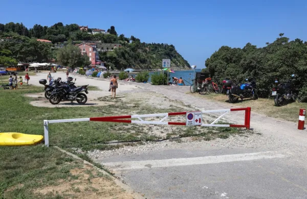 Na kopališču v Fiesi je veja padla na osebo in jo predvidoma huje 
poškodovala. Fotografija je simbolična.
