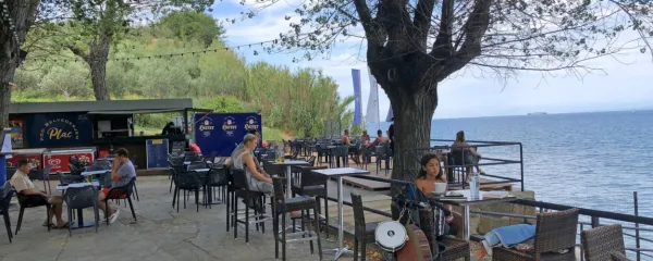 Plac pod Belvederjem ima teraso pod visokimi in košatimi 
drevesi.