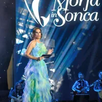 Gostiteljica Lorella Flego je na oder Avditorija sprva stopila v 
modro-zeleni obleki in nato blestela še v treh kreacijah.