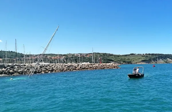 Potopljeno jadrnico  bodo  dvignili  v  prihodnjih  dneh.  