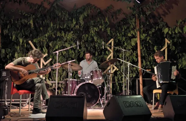 V torek zvečer je navdušil čezžanrski slovenski trio M.U.G, ki se 
spogleduje z avantrockom, jazzom in etnojazom.