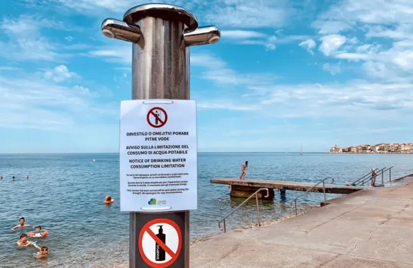 Okolje Piran je na tuše na plažah obesilo obvestilo   o omejitvi porabe 
pitne vode.  